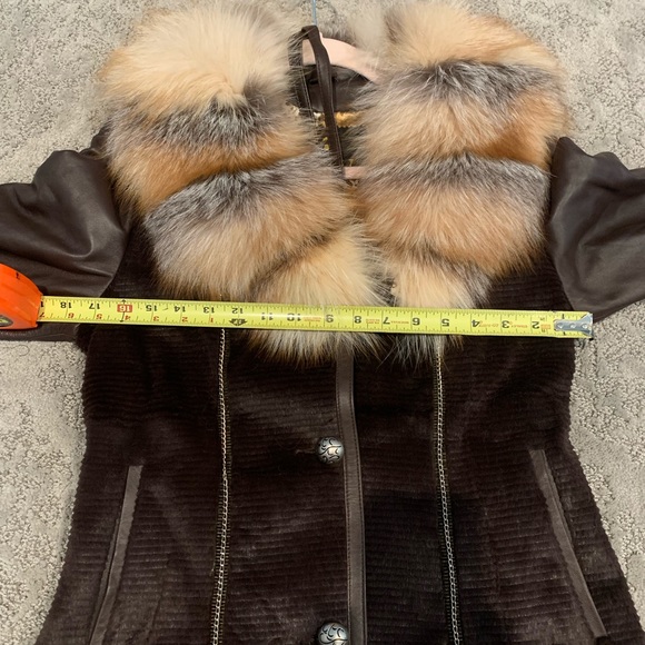 Beautiful custom leather and fur jacket. New. - Picture 5 of 9